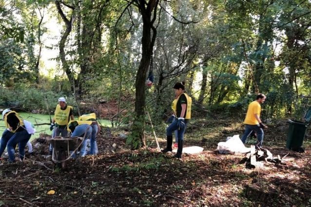 I dipendenti di Heineken Italia e i volontari di Legambiente al lavoro per ripulire il parco di Rogoredo