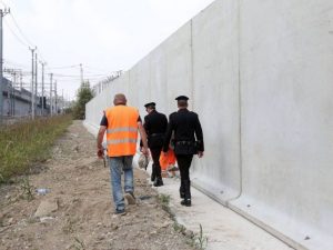 Un tratto del muro anti spaccio a Rogoredo (LaPresse)