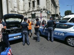 Fermato con una pistola nello zaino in stazione Centrale a Milano: arrestato 34enne