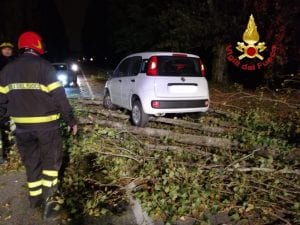 I danni da tromba d’aria a Milano , foto dei Vigili del Fuoco