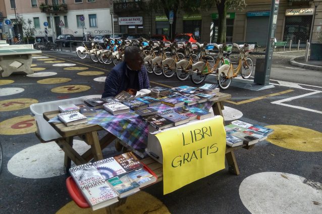 Nonno Gianni al suo stand in piazza Dergano (Foto di Simone Lunghi)