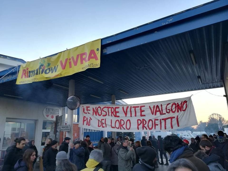 Il presidio dei manifestanti nella fabbrica RiMaflow
