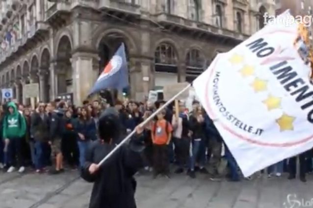 Una bandiera del MoVimento 5 stelle bruciata (LaPresse)