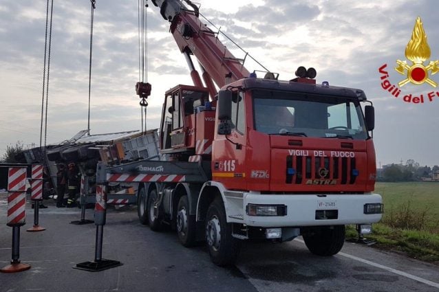 Il camion ribaltato (Foto dei Vigili del fuoco via Twitter)