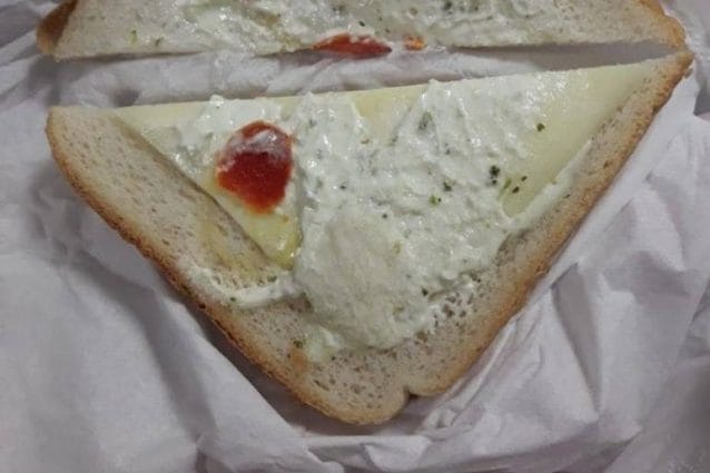 Una delle foto dei tramezzini pubblicate su Twitter (Foto di @soiddu)