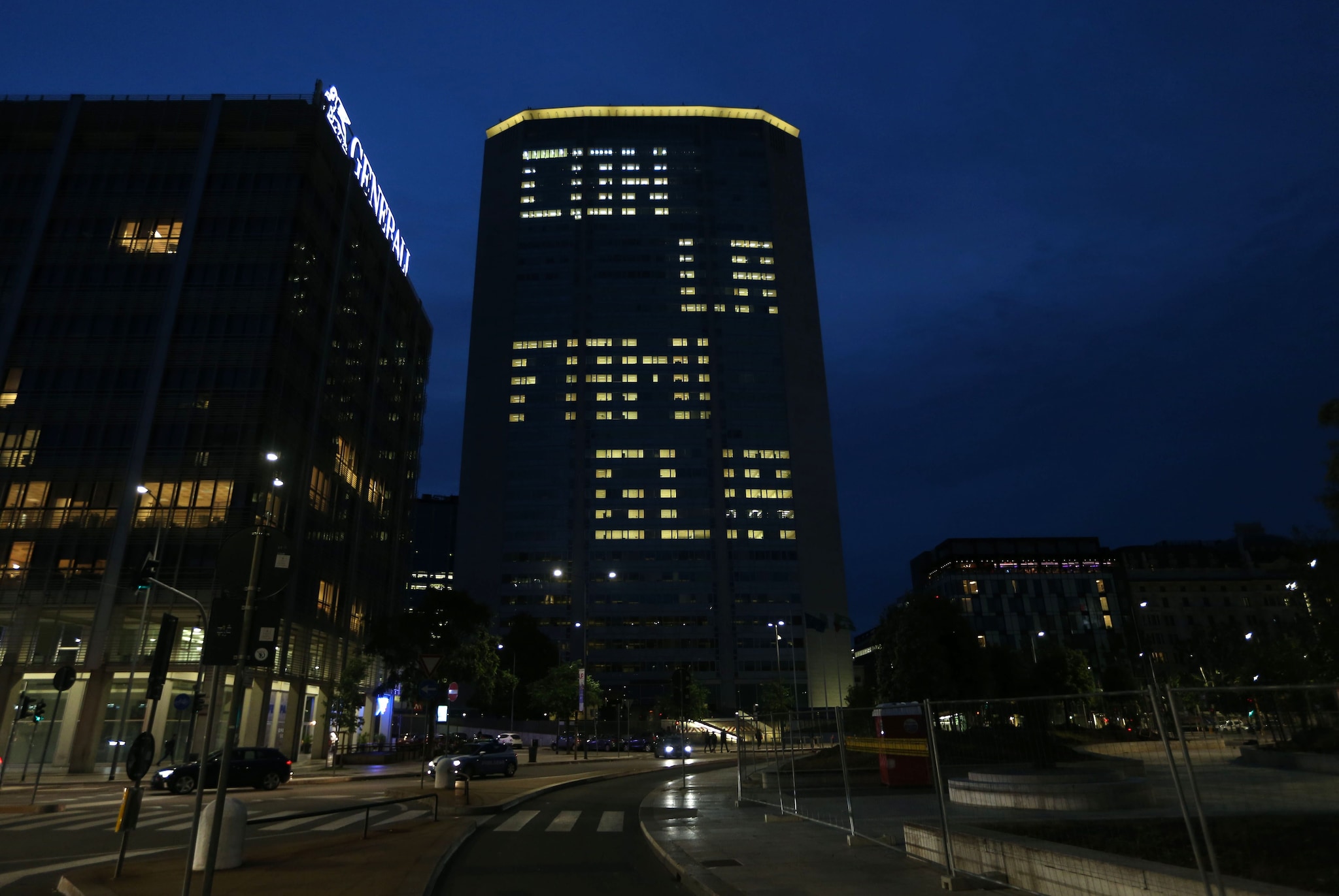 Il Pirellone illuminato dalla scritta "Con la famiglia"