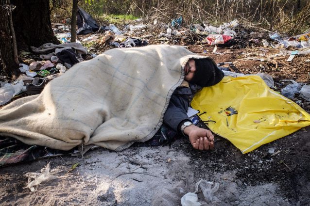 Uno dei disperati che frequentano il "boschetto della droga" (Foto LaPresse)