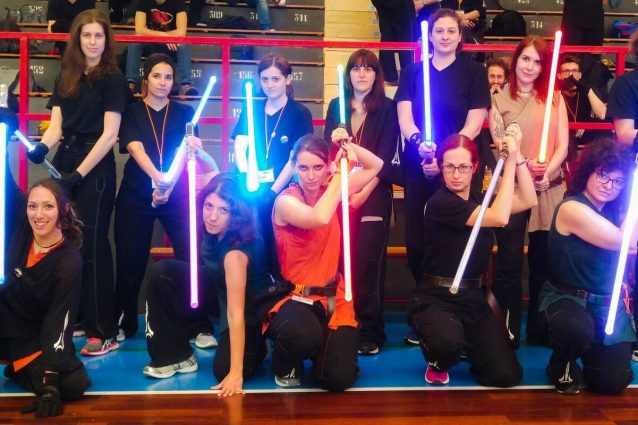 Atlete durante un’esercitazione di scherma con spada laser