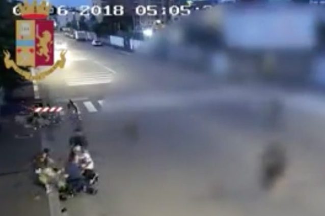 Un fotogramma della rissa ripresa dalle telecamere