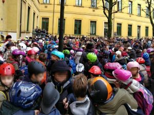 La protesta dei bambini muniti di casco alla scuola "Stoppani" di Milano