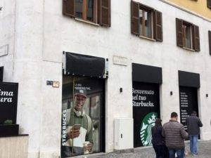 Le vetrine del nuovo Starbucks di Corso Garibaldi – Foto Facebook