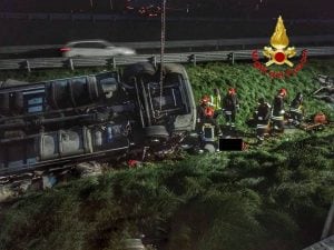 Il camion ribaltato sulla Tangenziale Ovest di Milano