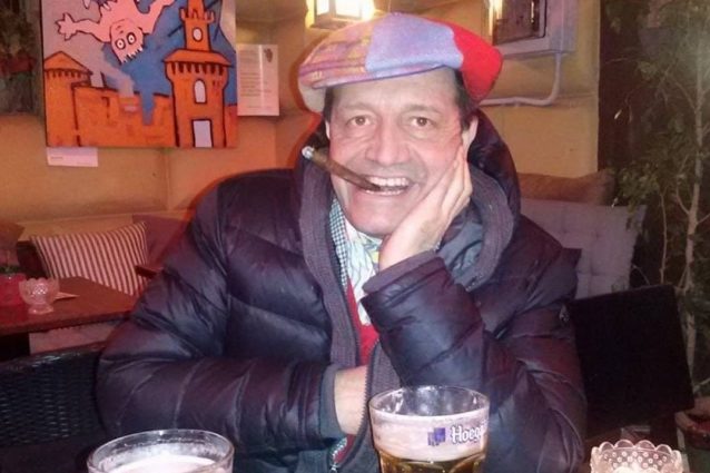 Andrea G. Pinketts nel "suo" locale, Le Trottoir (foto dalla pagina Facebook del locale)