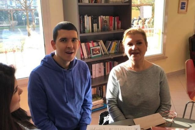 Arian, il ragazzo autistico che era scomparso tre anni fa da Vienna, con la madre e la sorella (Foto dal Kurier)