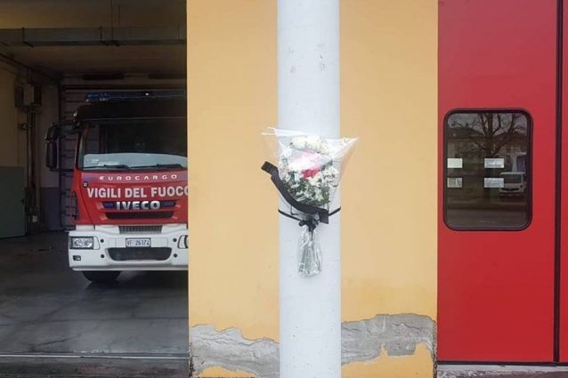 L’omaggio reso a Stefano Colasanti all’esterno della caserma dei vigili del fuoco di Rho (foto Facebook)