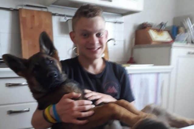 Kevin Zeni con il suo cane Leo (Facebook)