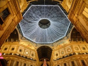 Luminarie natalizie in Galleria a Milano (Immagine di repertorio)