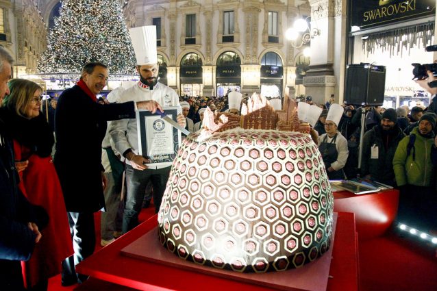 Milano, ecco il panettone più grande del mondo: più di 300 chili per un metro e mezzo di altezza