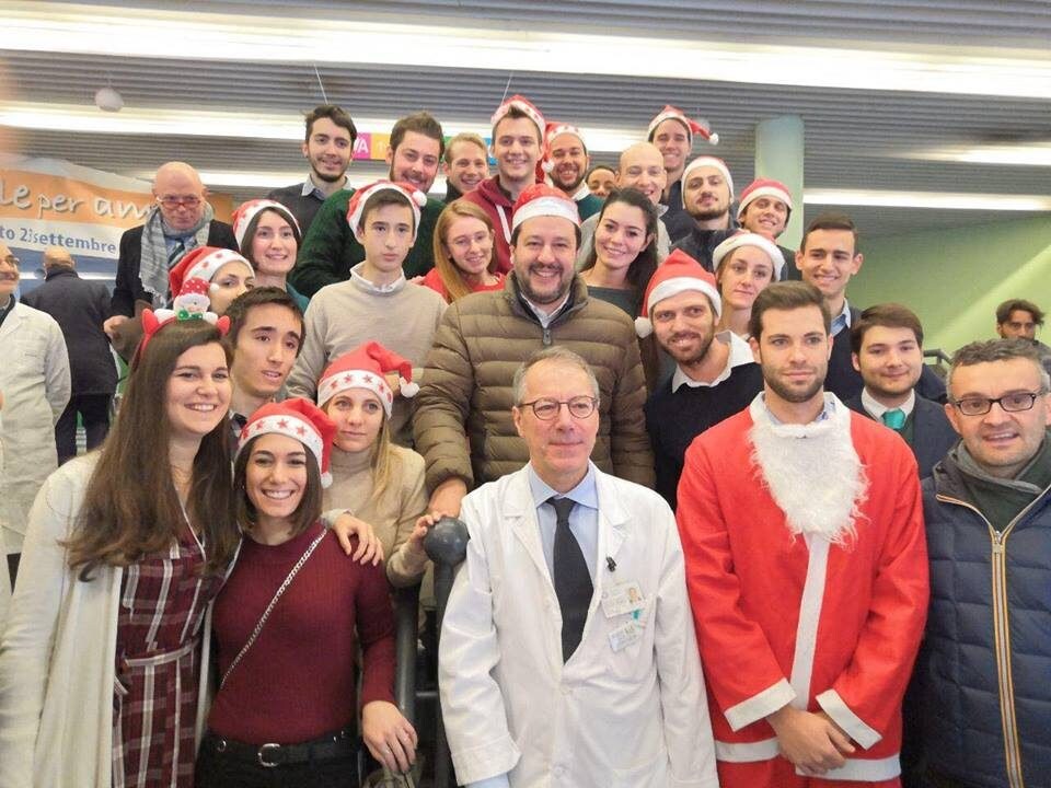 Matteo Salvini in versione natalizia in visita all’ospedale pediatrico Buzzi (Foto Facebook)