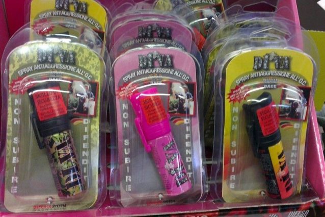 Alcuni degli spray al peperoncino in vendita