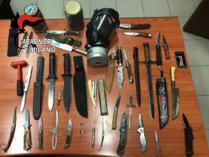 I coltelli ritrovati nell’appartamento dell’uomo arrestato