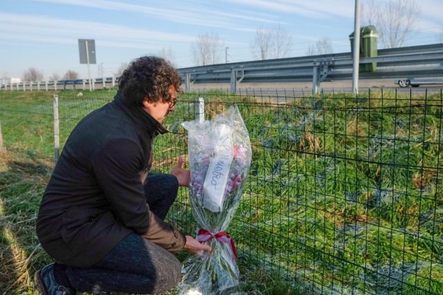 Danilo Toninelli rende omaggio alla vittima dell’incidente sull’Autostrada A1 causato dai cinghiali (Facebook)