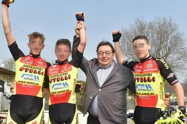 Giancarlo Otelli con tre dei suoi giovani campioni (dal sito della Federciclismo)