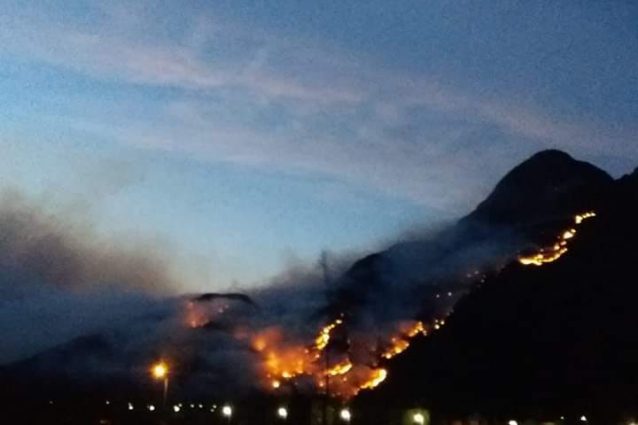 L’incendio nella Valchiavenna vicino a Samolaco (foto del sindaco di Chiavenna Luca Della Bitta)