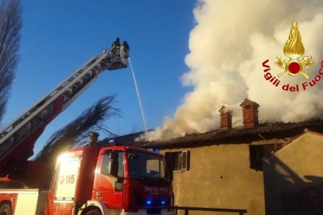 L’incendio nella cascina a Vignate (Foto Vigili del fuoco)
