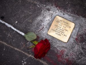 Le pietre d’inciampo per ricordare i milanesi deportati (LaPresse)