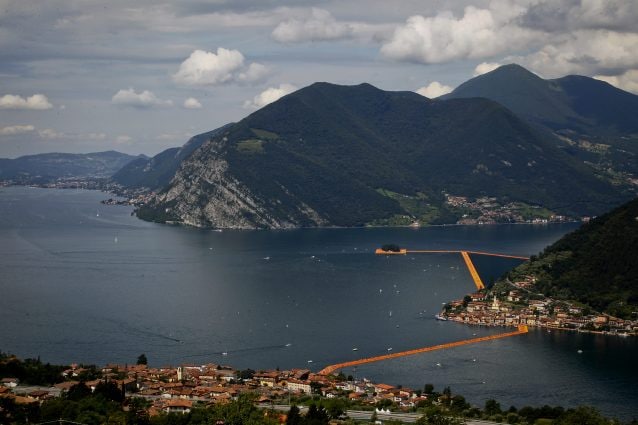 Monte Isola (sulla destra) nel 2016 durante l’installazione di Christo "The floating piers" (LaPresse)