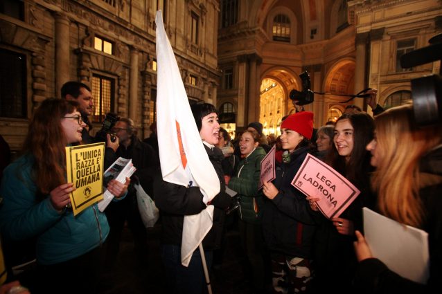 La manifestazione contro il Decreto Salvini a Milano (LaPresse)