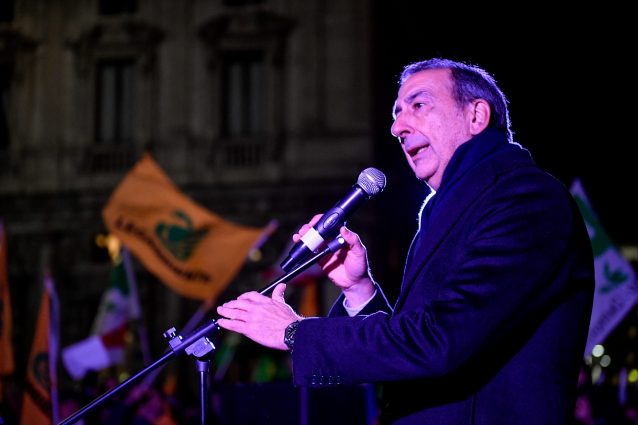 Beppe Sala alla manifestazione in piazza Scala a Milano (LaPresse)