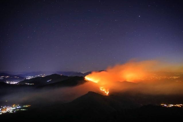 Monte Martica in fiamme negli scorsi giorni (Foto Instagram)