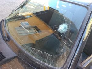 Auto colpita da proiettili (Immagine di repertorio)
