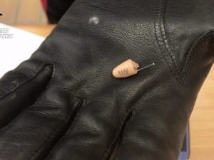 Il micro auricolare scoperto dai carabinieri