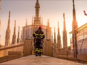 Un momento dell’esercitazione dei vigili in cima al Duomo di Milano