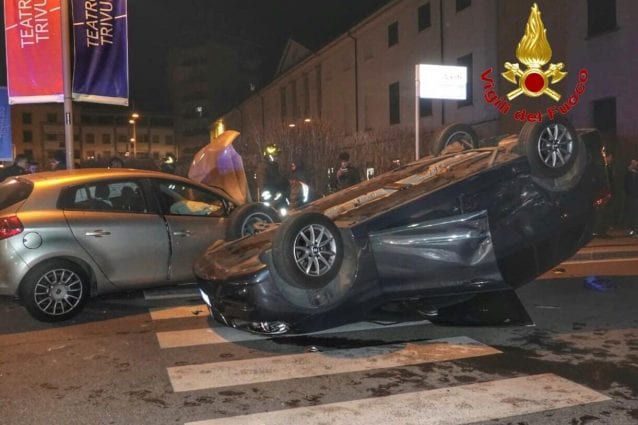 Le immagini dell’incidente avvenuto in piazza Risorgimento, a Melzo