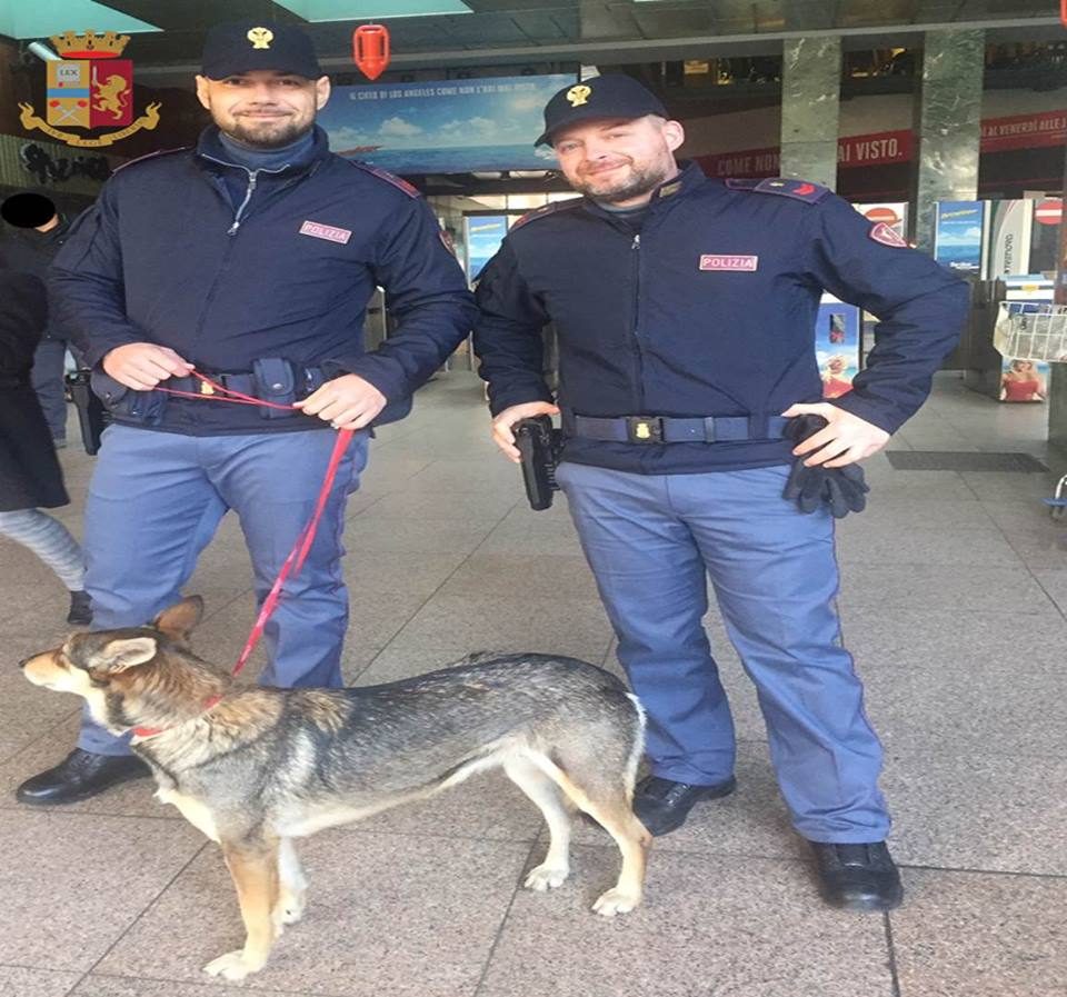 I due agenti della Polfer e "Bambolotta", la cagnolina salvata