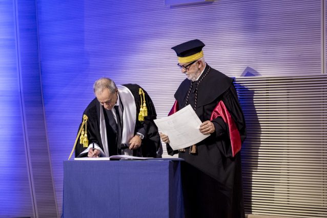 Il rettore Gianni Canova e il cantautore e professore Roberto Vecchioni (Foto IULM Communication)