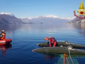 Aereo precipita nel lago di Lecco – foto vigili del fuoco