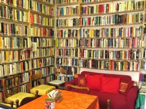 La biblioteca condominiale in via Rembrandt 12 (Facebook)