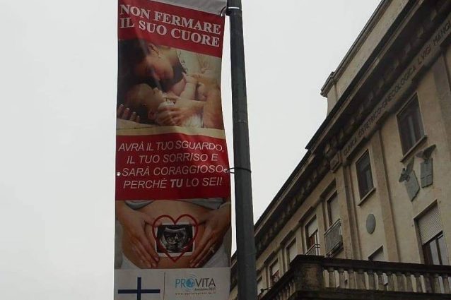 Il cartellone pubblicitario dell’associazione ProVita all’esterno della clinica Mangiagalli