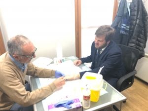 L’assessore alle Politiche sociali, Pierfrancesco Majorino, effettua il test dell’Hiv al Centro