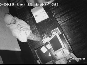 Il ladro ripreso dalle telecamere del pub di Curno (Rodolfo Pezzoli via Facebook)