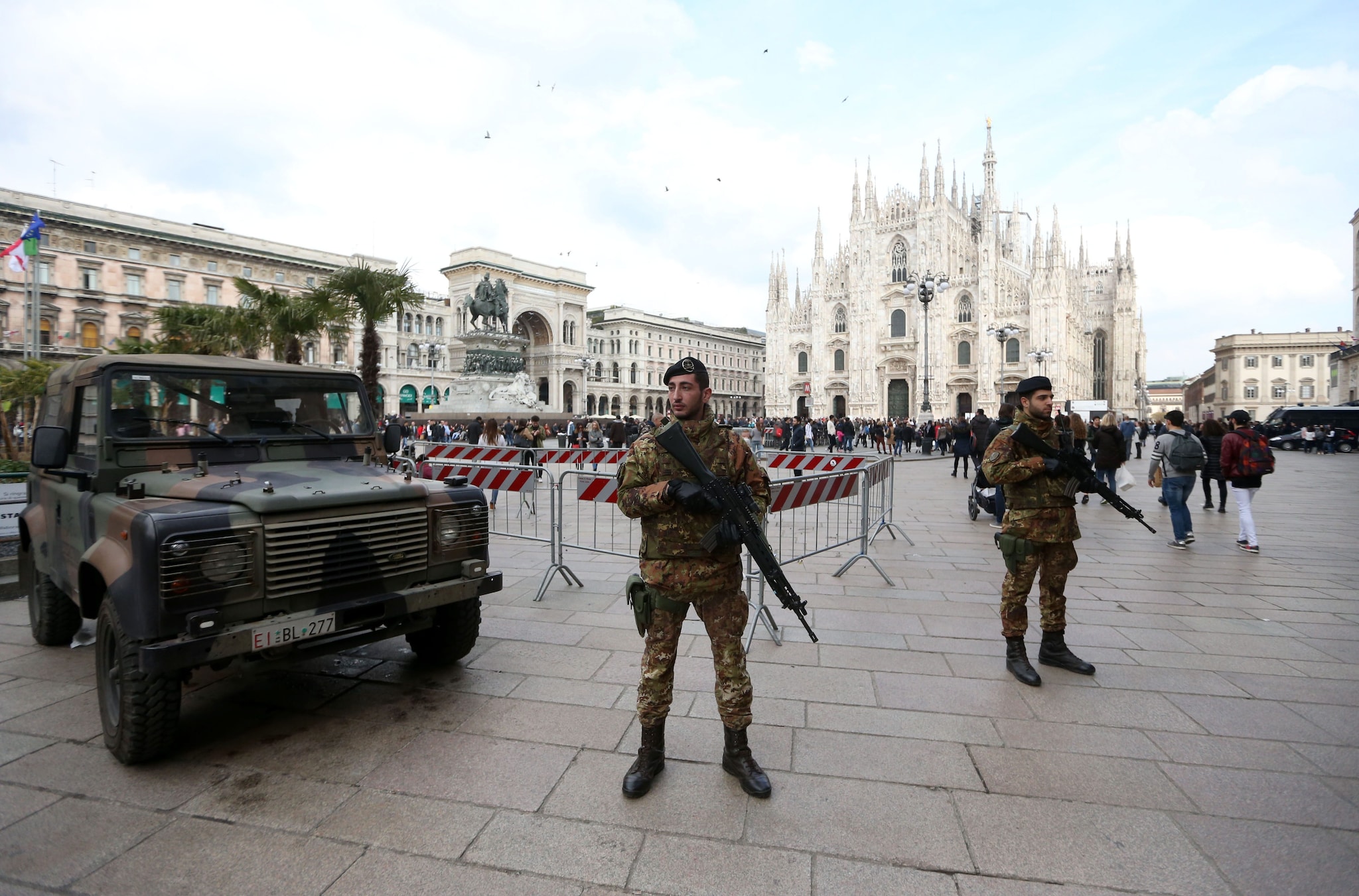 Alcuni militari in servizio in piazza Duomo a Milano