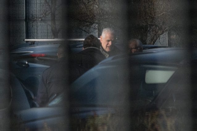 Roberto Formigoni all’esterno del carcere di Bollate prima di entrarvi