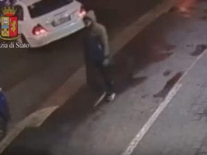 Un frame dei filmati delle telecamere di sorveglianza dove si vede l’assassino di Marilena Negri