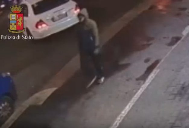 Un frame dei filmati delle telecamere di sorveglianza dove si vede l’assassino di Marilena Negri
