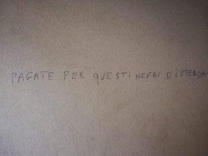 Una delle scritte apparse sul muro di casa della famiglia Pozzi a Melegnano (Facebook)